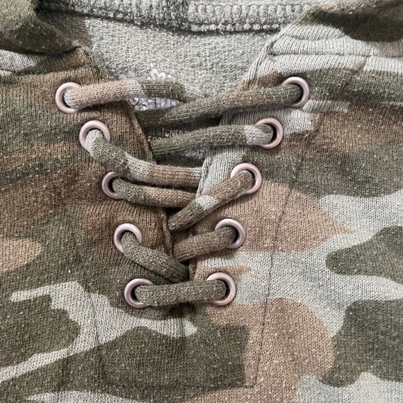 Cropped Camo justice sweatshirt - Picture 2 of 3